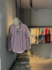 Camisa de cuadros Ralph Lauren colgada junto al perchero de color