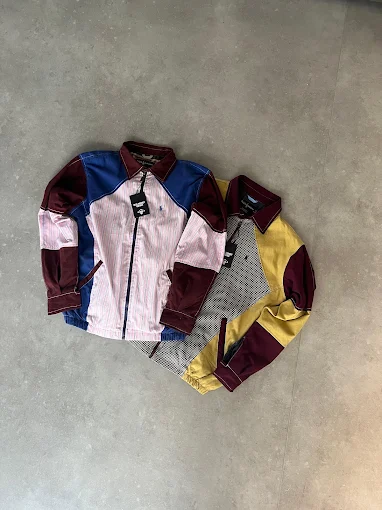 Dos chaquetas Ralph Lauren de bloques de color sobre el suelo
