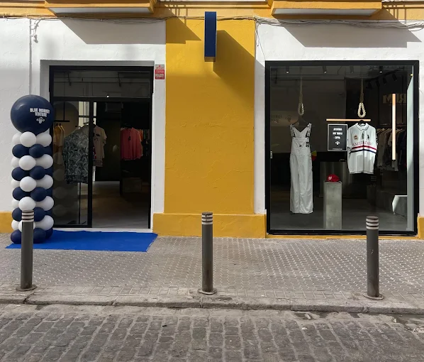 La tienda el día de la inauguración, con la fachada amarilla y los globos